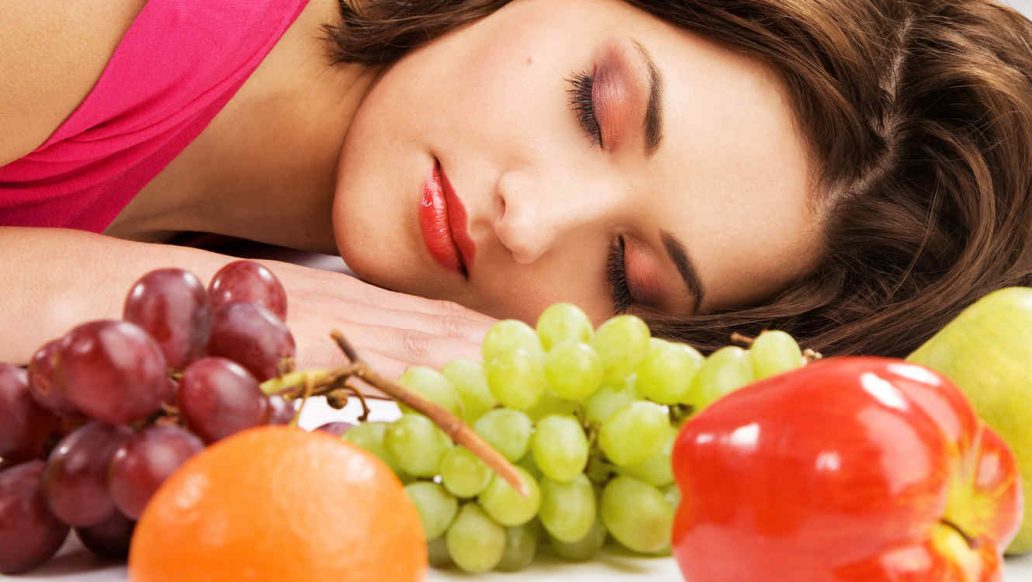 mujer-durmiendo-con-fruta
