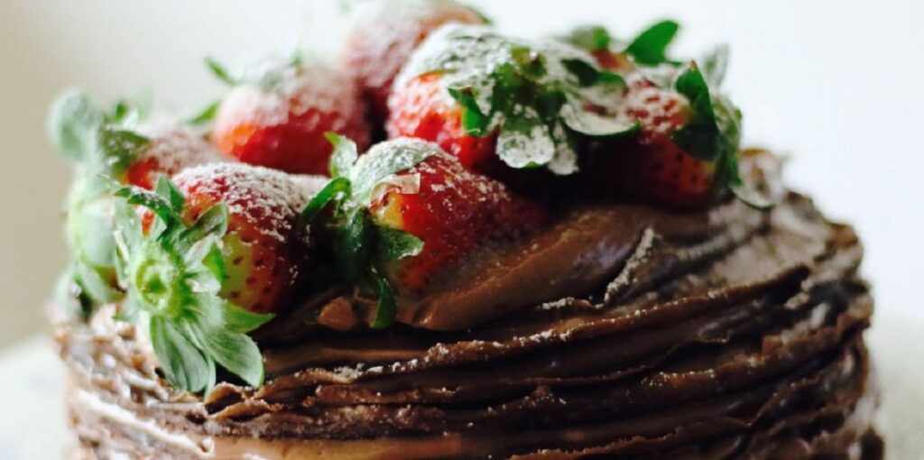 Como fazer Bolo de crepes com mousse de Nutella e morangos